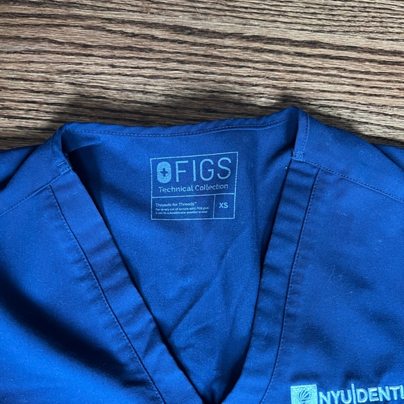 FIGS Casma™ Three-Pocket Scrub Top Navy XS - Picture 4 of 4